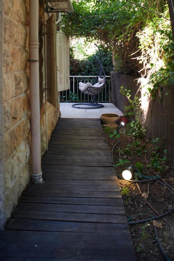 Quiet Garden Apartment In Rehavia Jerusalem Exterior photo