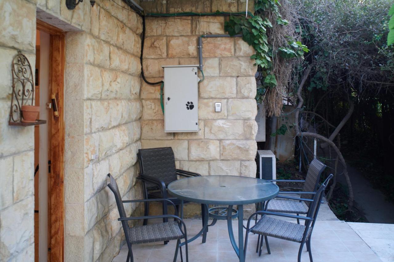 Quiet Garden Apartment In Rehavia Jerusalem Exterior photo