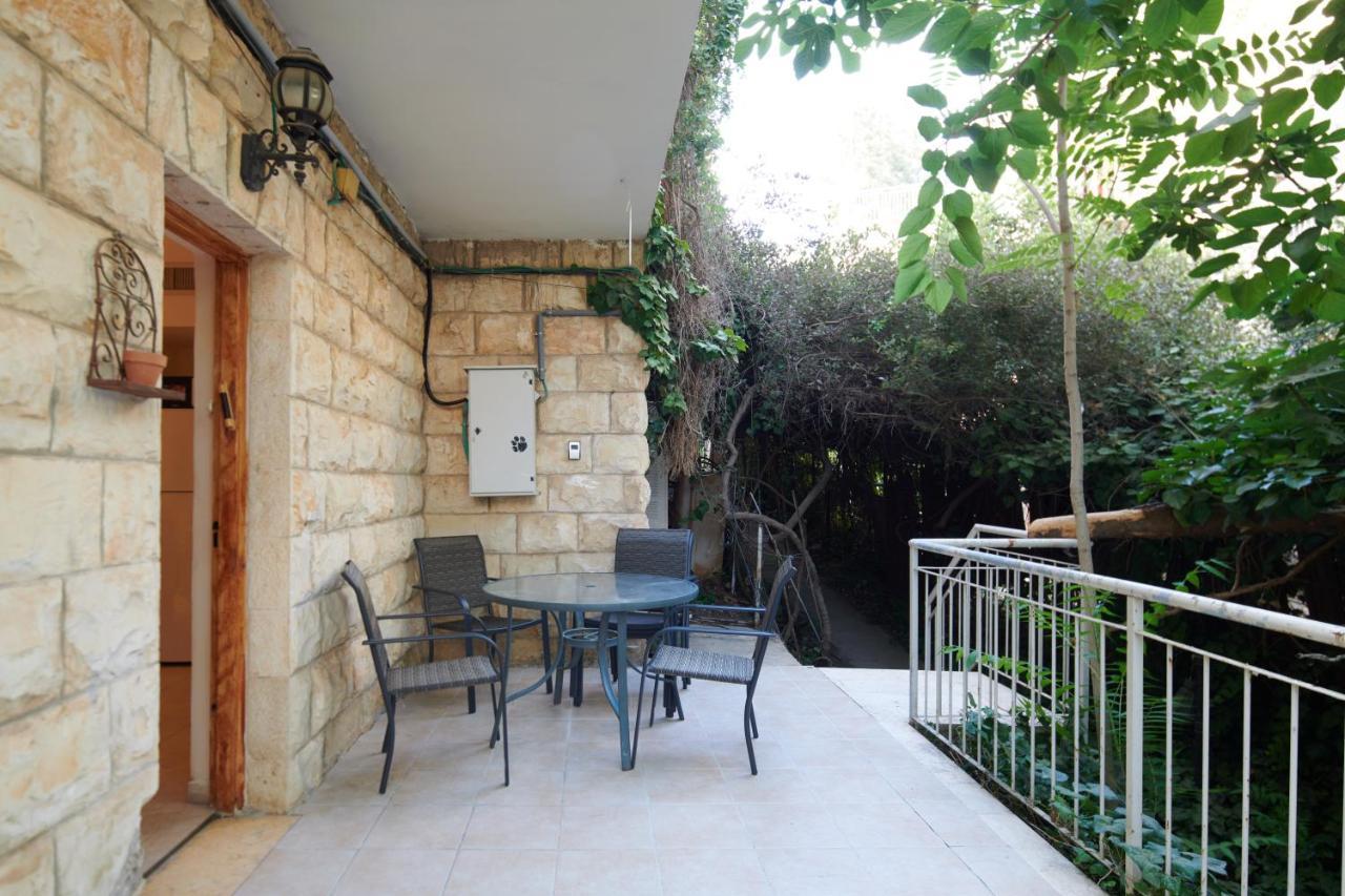 Quiet Garden Apartment In Rehavia Jerusalem Exterior photo