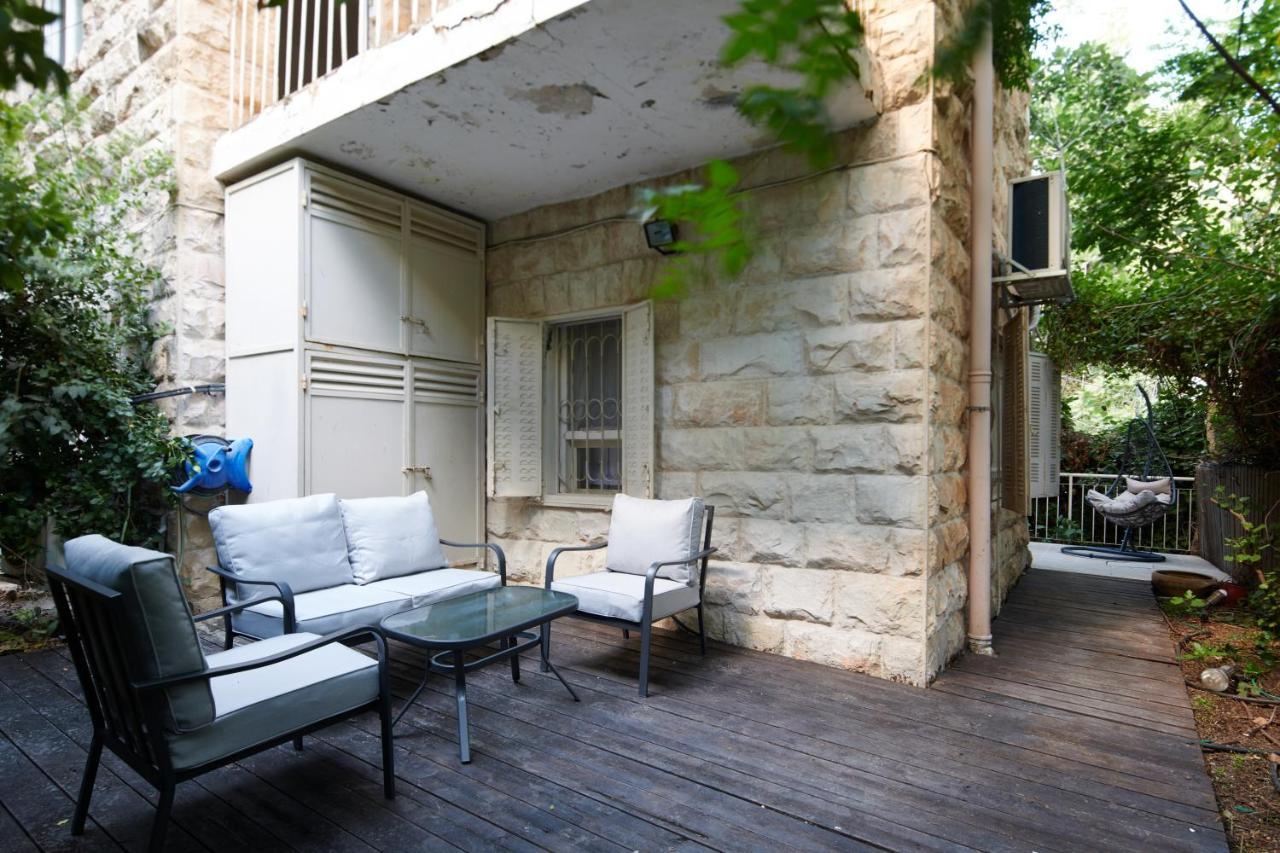 Quiet Garden Apartment In Rehavia Jerusalem Exterior photo