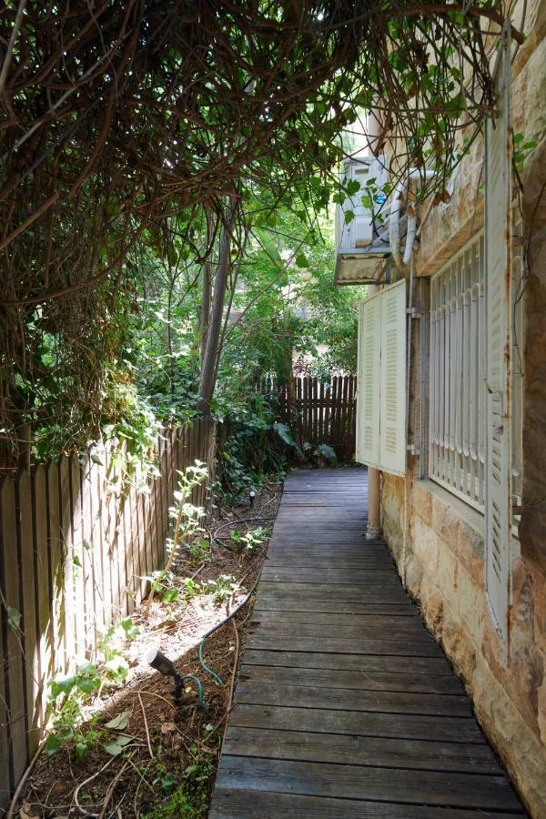 Quiet Garden Apartment In Rehavia Jerusalem Exterior photo