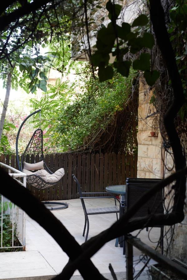 Quiet Garden Apartment In Rehavia Jerusalem Exterior photo