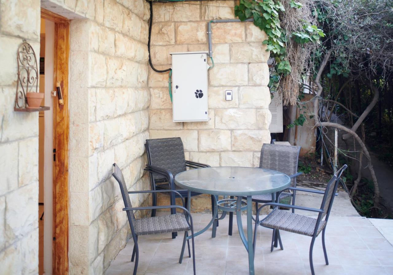 Quiet Garden Apartment In Rehavia Jerusalem Exterior photo